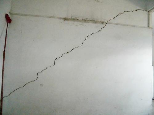 農(nóng)村自建房墻出現(xiàn)了裂縫。為什么？